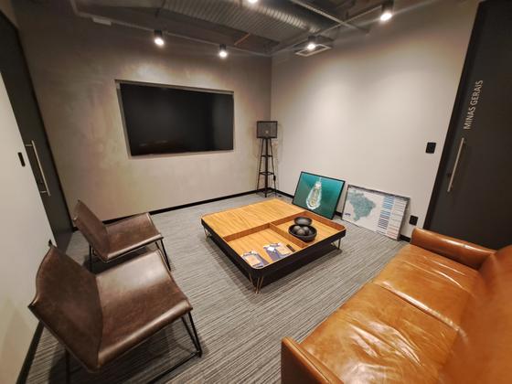 Lounge de escritório corporativo com sofá e TV
