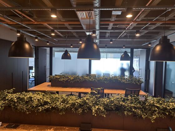Área de trabalho de escritório corporativo entregue
